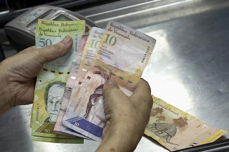 &copy; Reuters.  Bolívar cae a mínimo histórico de 187,8 por dólar en sistema cambiario venezolano de libre flotación