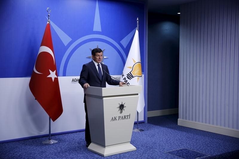 &copy; Reuters.  Davutoğlu görevi bu akşam Erdoğan'a devredecek, parti kongremizi 12 Eylül'de yapacağız-AKP Sözcüsü Atalay