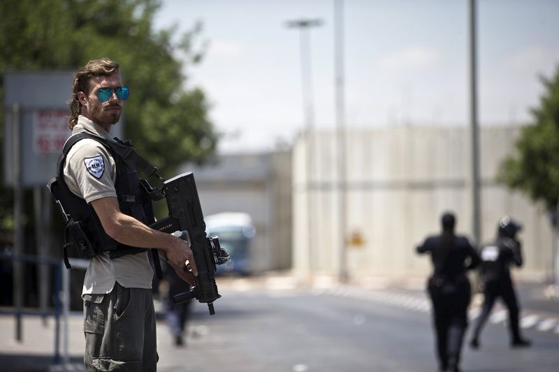 &copy; Reuters.  Palestinian shot dead after stabbing Israeli trooper: Israeli police