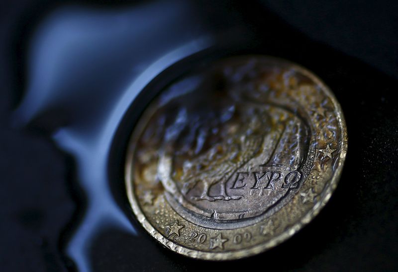 &copy; Reuters.  Евро снизился против основных валют после греческого референдума, но торговался выше минимумов