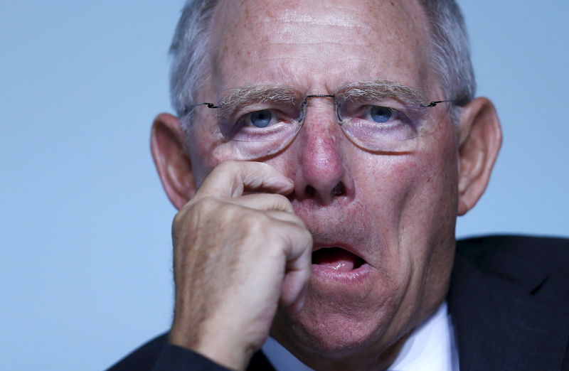 &copy; Reuters.  Schäuble dice no hay necesidad inmediata de abordar alivio de la deuda griega