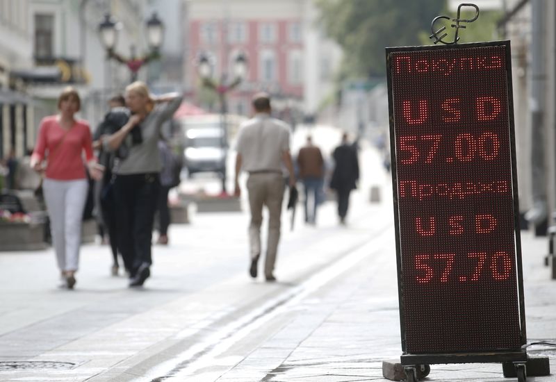 &copy; Reuters.  В России запретят уличные табло с курсами валют