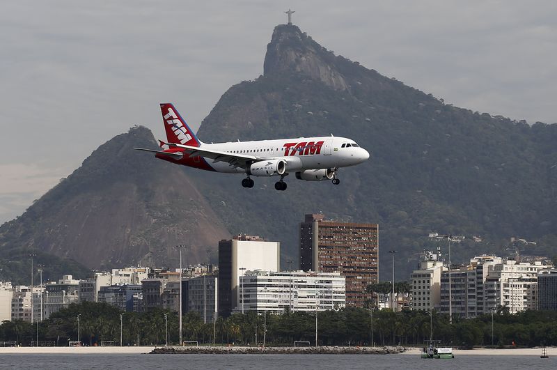 &copy; Reuters.  Com mudanças, empresas aéreas garantem queda no preço de passagens em 2017