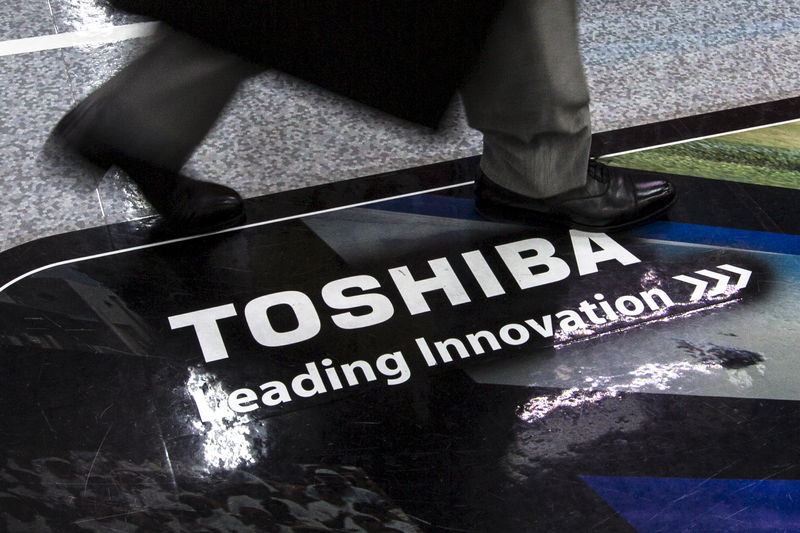 &copy; Reuters.  Toshiba se hunde en Bolsa por sus pérdidas y la dimisión de su presidente