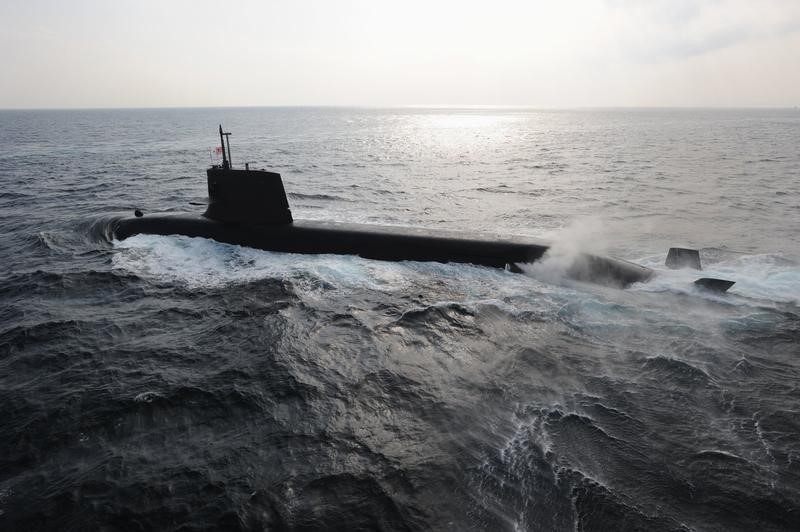 &copy; Reuters.  REFILE-UPDATE 1-Australia, France sign lucrative DCNS submarines deal 