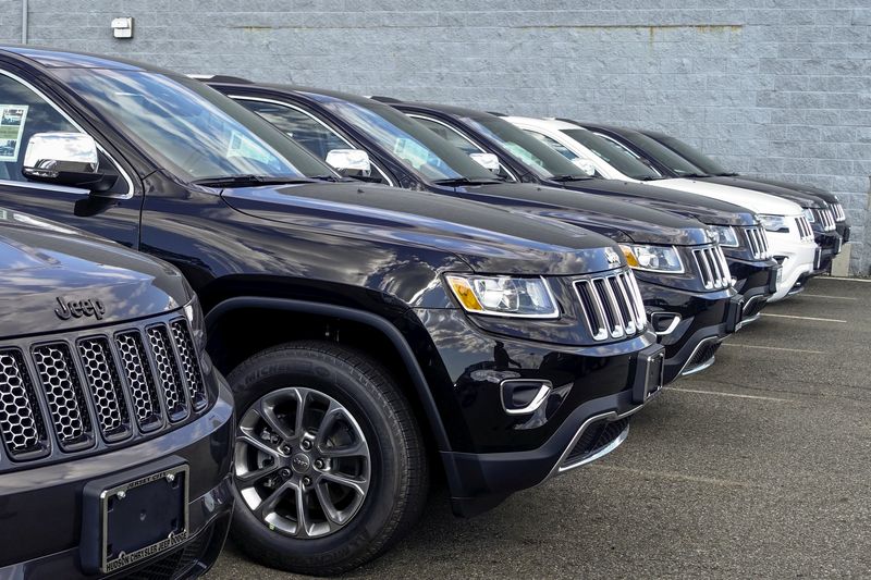 &copy; Reuters.  Safety agency probes Jeep Grand Cherokees after roll-away incidents