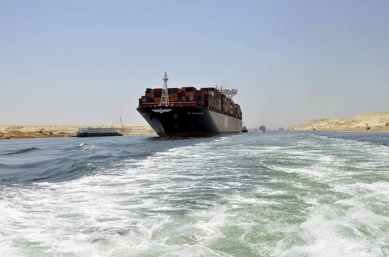 &copy; Reuters.  Maersk, Asya ile Avrupa arasında sefer yapan konteyner gemilerinin neredeyse tamamını Süveyş Kanalı'ndan geçirecek