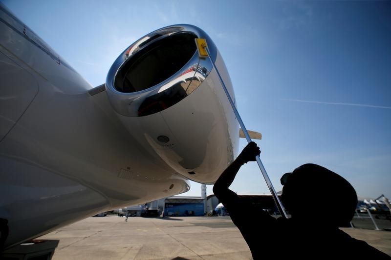 &copy; Reuters.  Sluggish economies weaken business jet sales