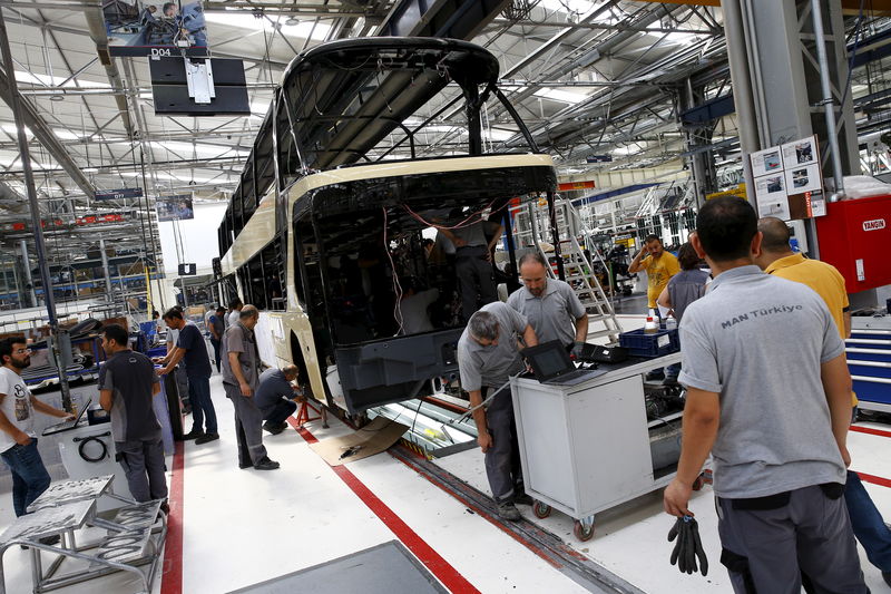 &copy; Reuters.  UPDATE 3-Light truck demand boosts mixed Canada auto sales in August