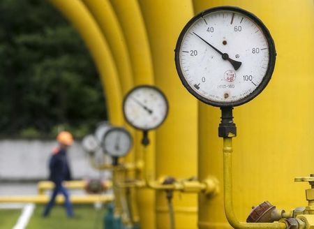Европейские хранилища газа опустели более чем на половину