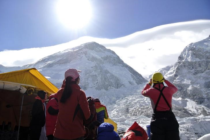 &copy; Reuters.  Çin, Kovid-19 girişini engellemek için Everest'in zirvesine sınır çizgisi çekecek