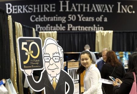 Berkshire Hathaway more than halves stake in HP