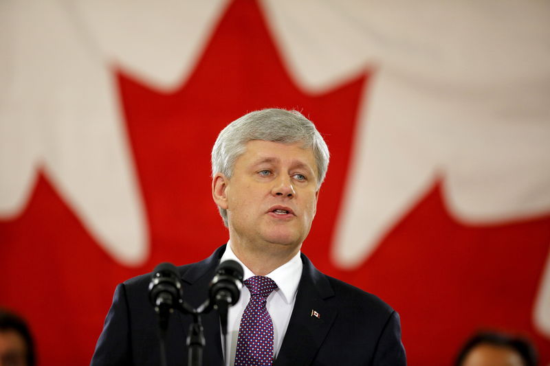 &copy; Reuters.  Canada's ruling Conservatives fall further behind in new poll