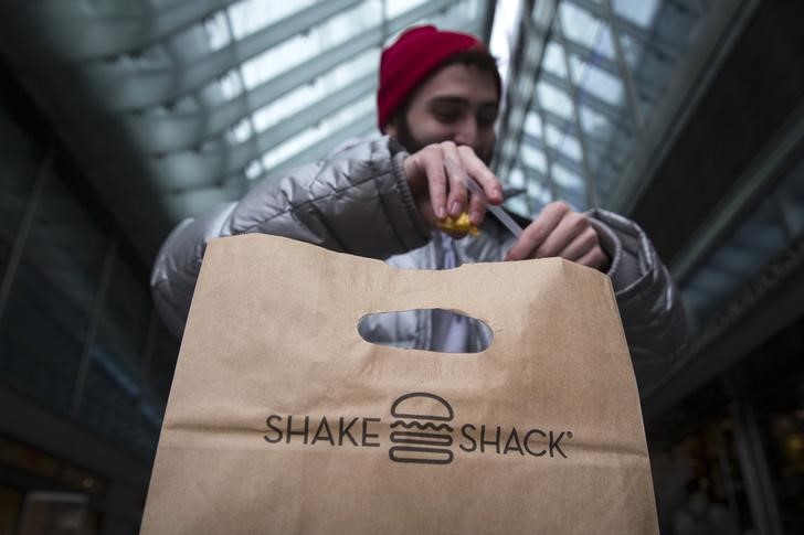 &copy; Reuters.  Shake Shack (SHAK) reports mixed Q1 results, stock climbs