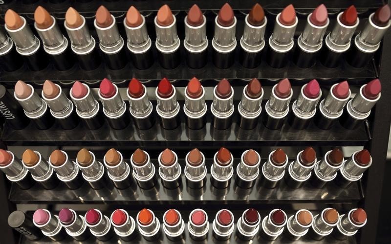 Estee Lauder Falls on Outlook Miss, Analyst Says Investors Expected Better Numbers