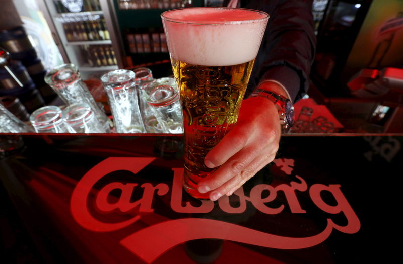&copy; Reuters.  Carlsberg verkoopt meer en duurder bier