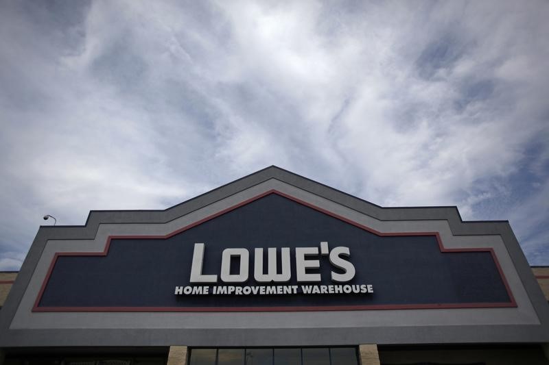 Lowe's Shares Dip as Citi Downgrades to Neutral on Earnings Risk