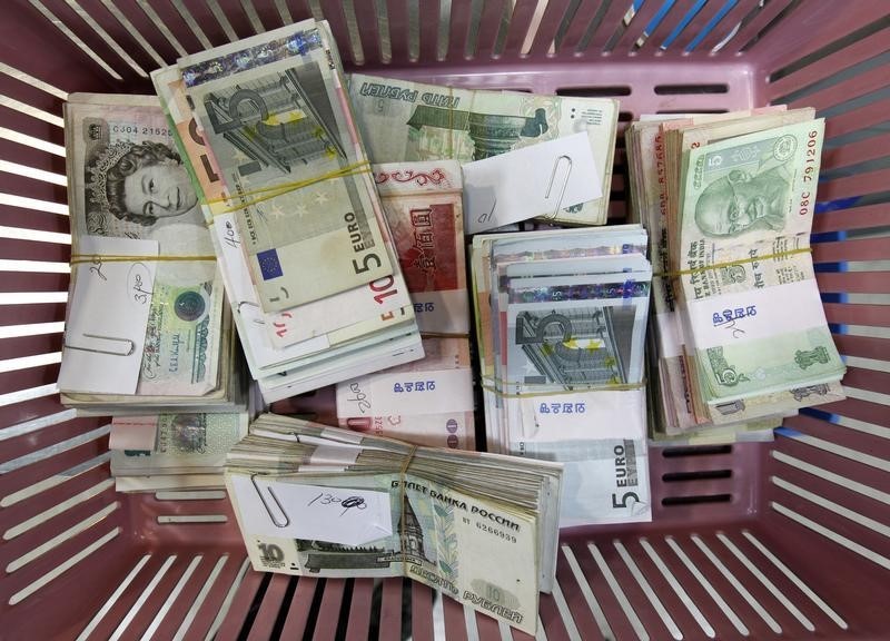 Moedas Globais: dólar sobe ante euro e libra, após Senado elevar teto e com payroll