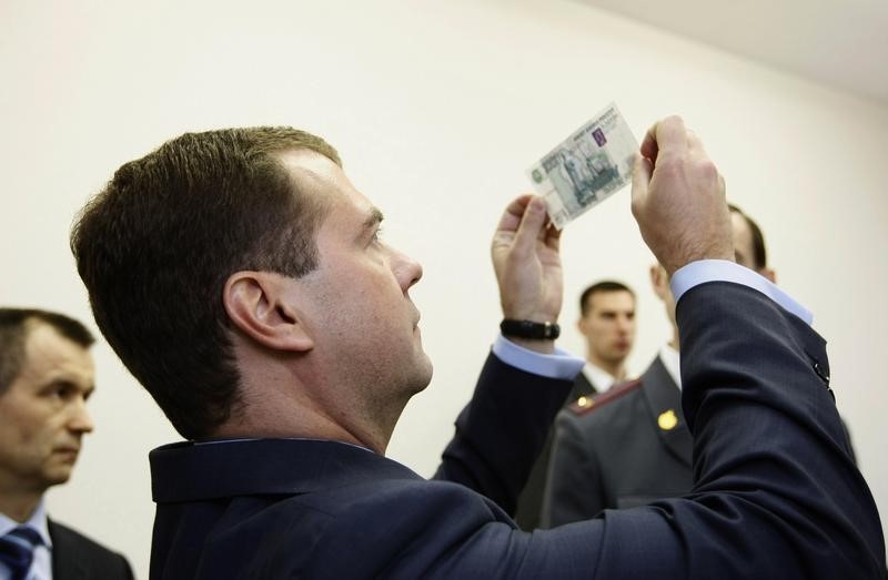 &copy; Reuters.  Медведев обещает неизменность налоговой системы в стране в ближайшие годы