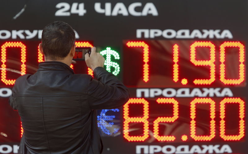 &copy; Reuters.  Курс доллара превысил отметку 72 рубля, обновив годовой минимум