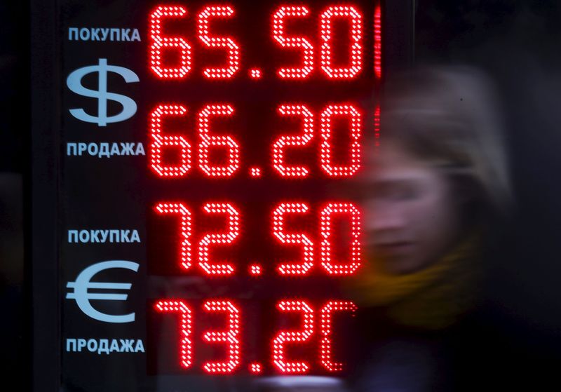 &copy; Reuters.  Рубль ускорил падение и в ближайшее время может рухнуть до 70 за доллар