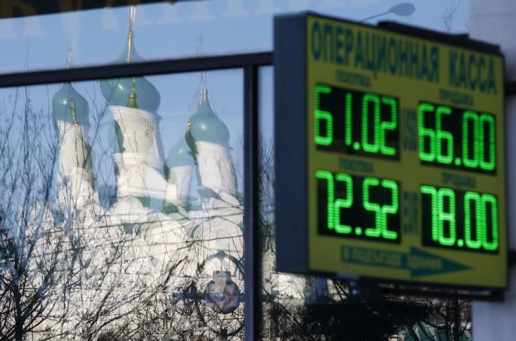 &copy; Reuters.  Рубль замедлил рост, но через месяц может достигнуть отметки 50 за доллар