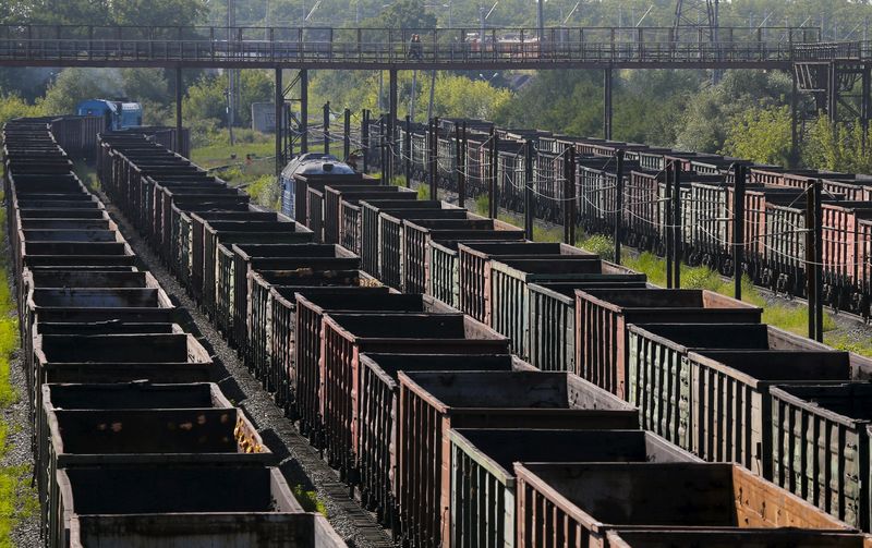 &copy; Reuters.  Минэкономразвития предлагает тарификацию железнодорожных перевозок с учетом веса вагона