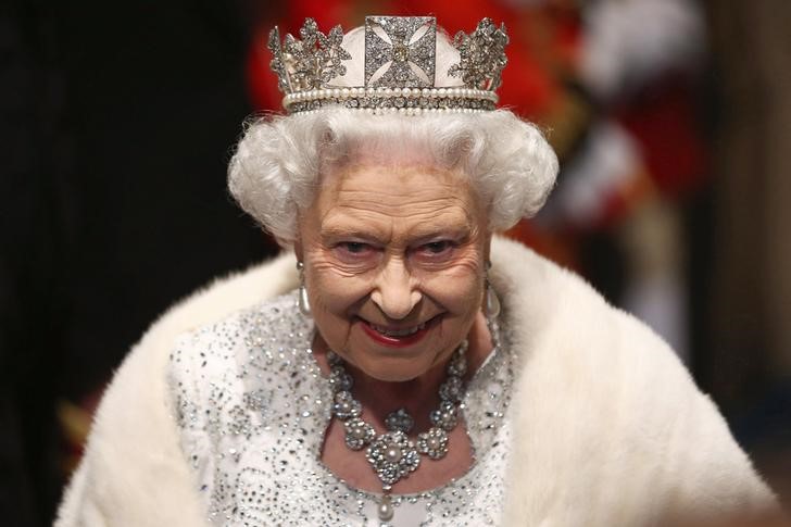 &copy; Reuters.  UPDATE 1-Gun salute marks Queen Elizabeth's 65 years on British throne