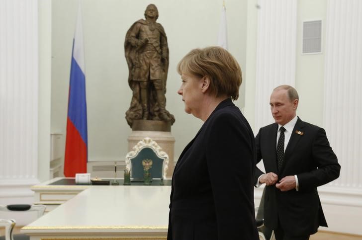 &copy; Reuters.  Putin tells Merkel U.N. peacekeepers could be deployed not only on Donbass contact line