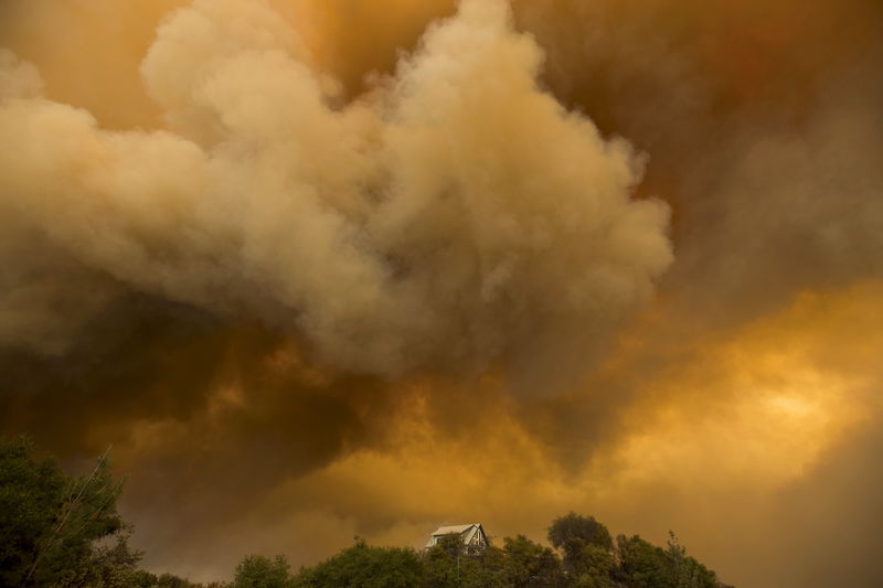 &copy; Reuters.  UPDATE 1-Canada's British Columbia evacuates 10,000 as wildfires spread