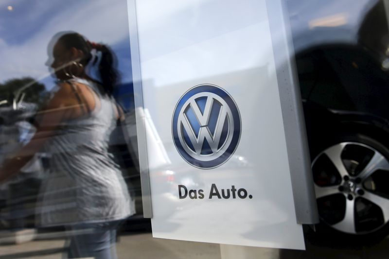 © Reuters. FILE PHOTO: A new logo of German carmaker Volkswagen is unveiled at the VW headquarters in Wolfsburg, Germany September 9, 2019. REUTERS/Fabian Bimmer
