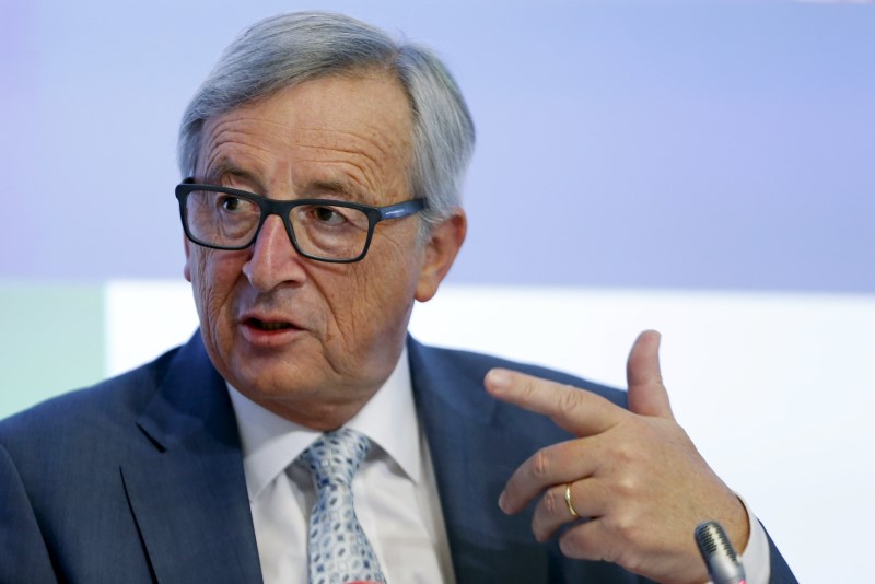 &copy; Reuters.  Juncker: “inaccettabile deviazione italiana su manovra”