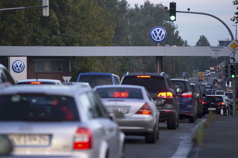 © Reuters. Diess chairman of Volkswagen's passenger cars brand observes a Volkswagen's diesel-emissions software update at a VW dealer in Berlin