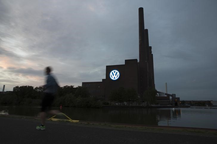 &copy; Reuters.  Volkswagen and Mercedes Strike Battery Supply Deal with Canada