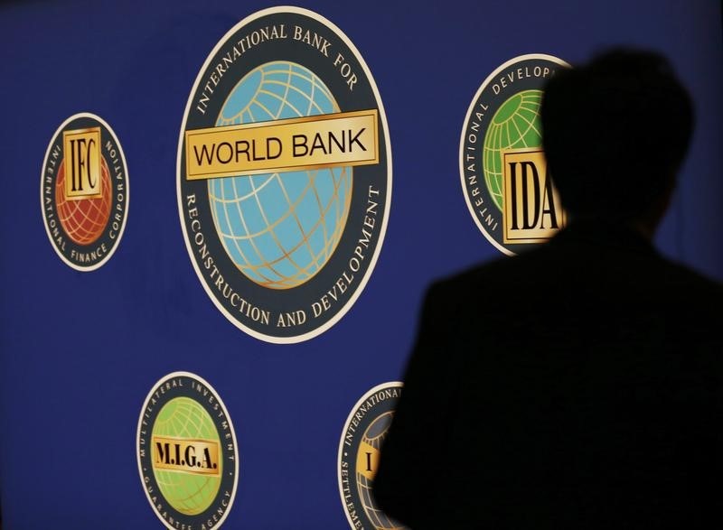 The International Monetary Fund and the World Bank warn of increasing risks of global recession