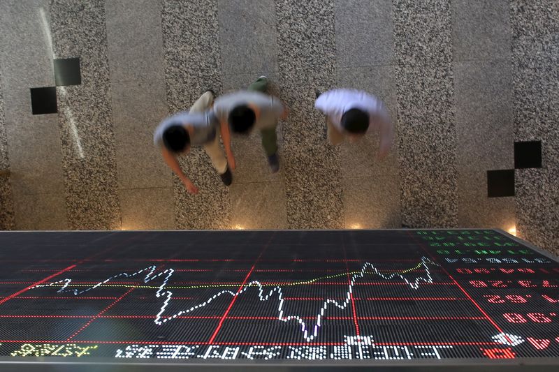 Asian stocks await nonfarm payrolls, Chinese markets sink