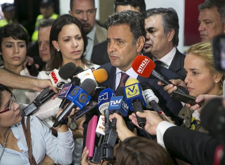 &copy; Reuters.  Aécio manifesta preocupação com formação de ministério de governo Temer