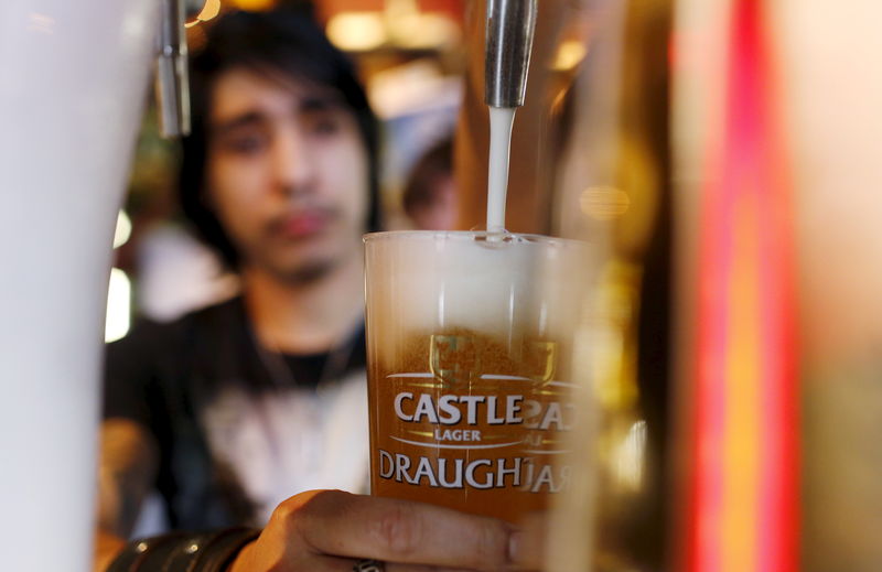 &copy; Reuters.  AB InBev hace oferta mejorada de 104.000 mln dlrs por cervecera rival SABMiller