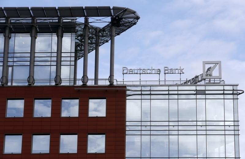 &copy; Reuters.  ROUNDUP: Deutsche Bank legt Derivate-Streit bei - Strafe von 50 Millionen Dollar
