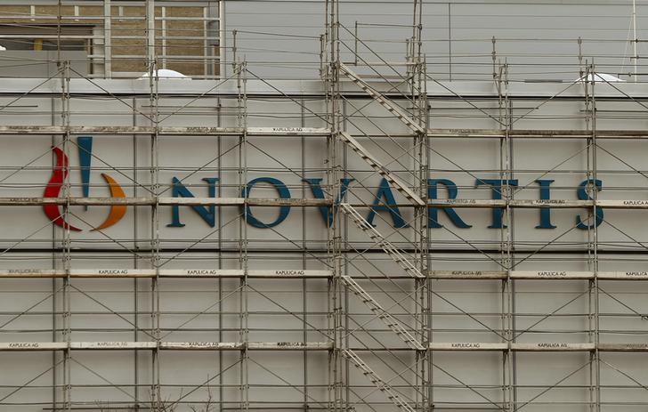 © Reuters. FILE PHOTO: Swiss drugmaker Novartis' logo is seen in Stein