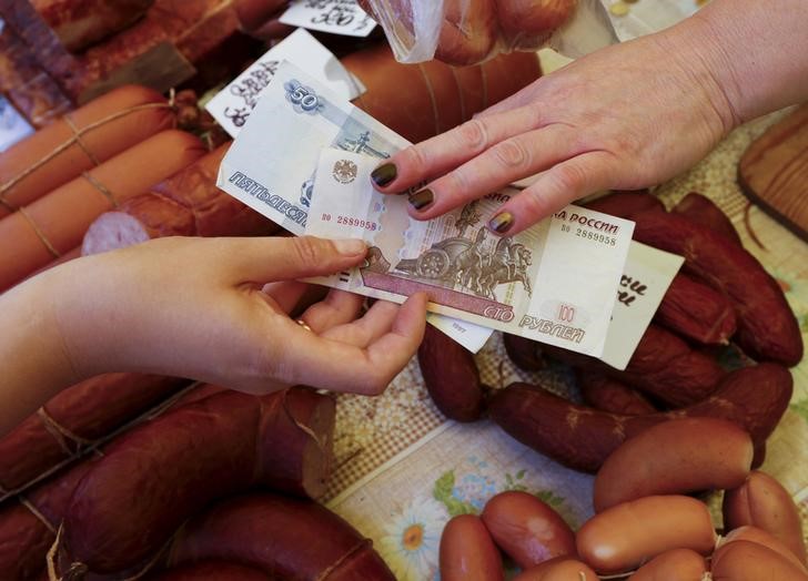 El rublo baja un 0,127 % frente al dólar y un 0,272 % ante el euro
