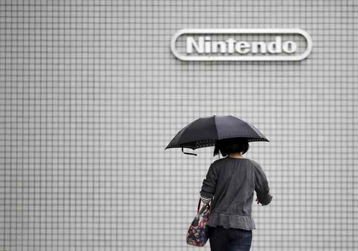 &copy; Reuters.  Nintendo gana un 60 % menos y anuncia su nueva consola para 2017
