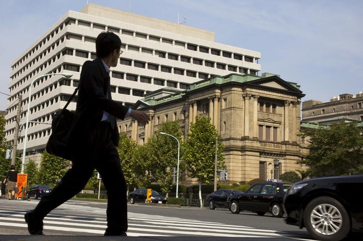 &copy; Reuters.  تقرير: بنك اليابان يدرس رفع توقعات التضخم الأساسي للعام المالي المقبل