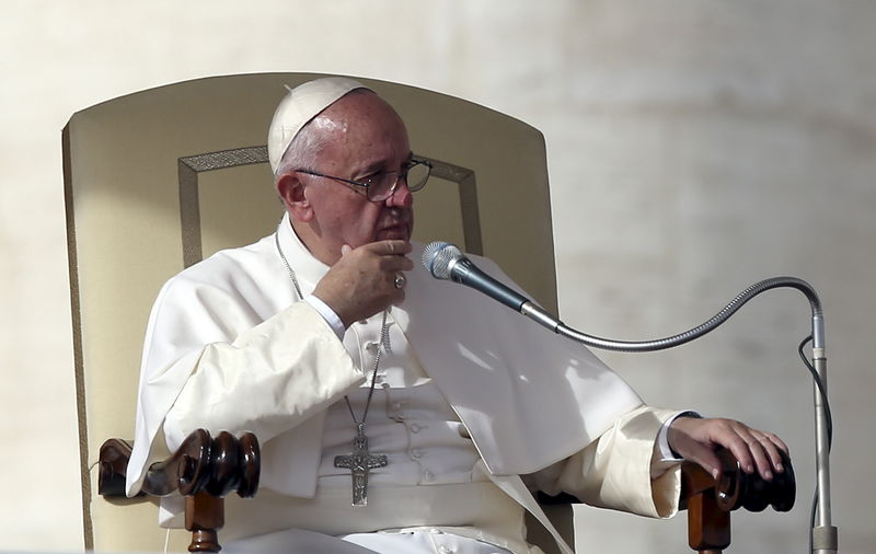 &copy; Reuters.  EXPLAINER-Can the pope's accusers force him to resign?