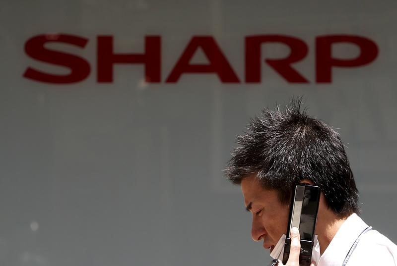 &copy; Reuters.  Sharp pierde un 4,44 % en bolsa tras el acuerdo de compra con Hon Hai