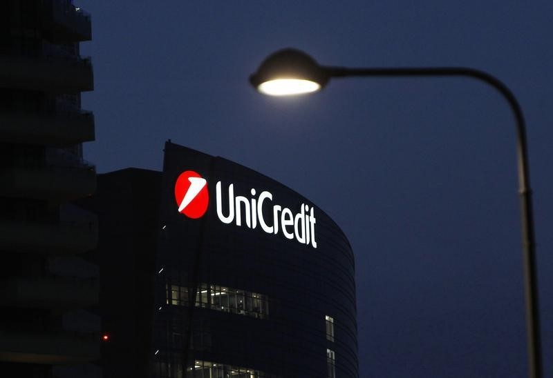 ROUNDUP: Unicredit erhöht nach Rekordquartal Prognosen - Aktie legt zu