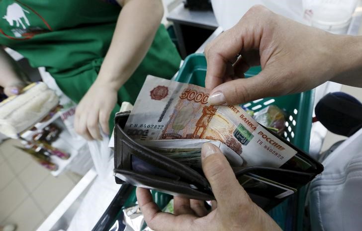 El rublo baja un 0,49 % frente al dólar y un 0,3 % ante el euro