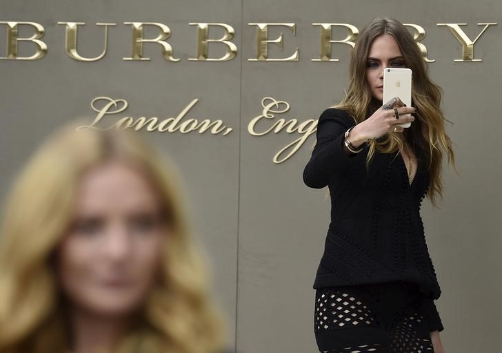 &copy; Reuters.  Burberry lucra menos no ano fiscal e prevê queda na receita; em Londres, ação tomba 3,5%