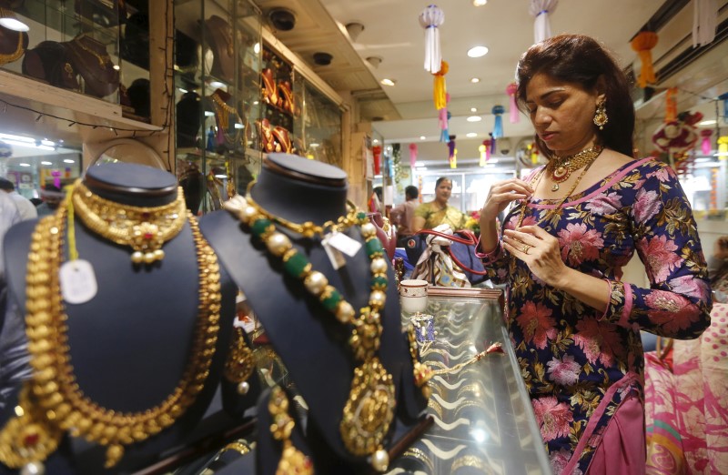 &copy; Reuters.  India's Nov gold imports nearly halve on higher prices-GFMS