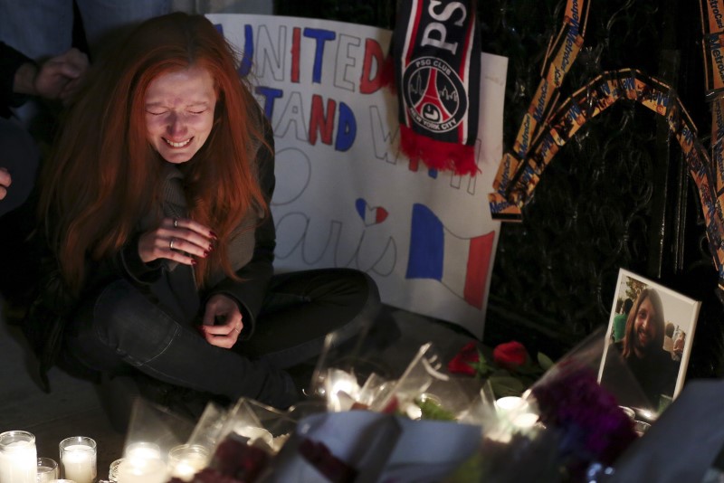 &copy; Reuters.  El Ibex esquiva pérdidas a media sesión tras los atentados de París